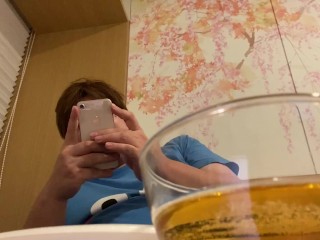 ひとりぼっちで食事をする36歳男性の様子