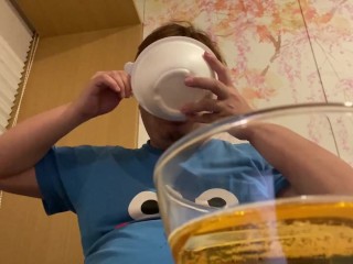 ひとりぼっちで食事をする36歳男性の様子