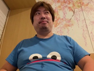 ひとりぼっちで食事をする36歳男性の様子