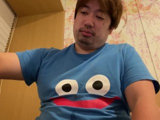 ひとりぼっちで食事をする36歳男性の様子