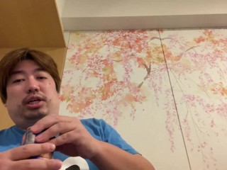 ひとりぼっちで食事をする36歳男性の様子