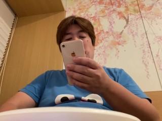 ひとりぼっちで食事をする36歳男性の様子