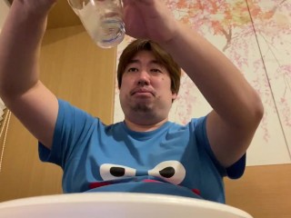 ひとりぼっちで食事をする36歳男性の様子