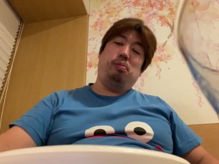 ひとりぼっちで食事をする36歳男性の様子