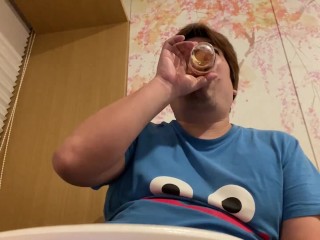 ひとりぼっちで食事をする36歳男性の様子