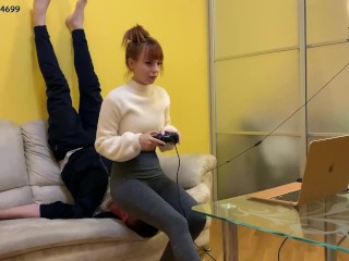 [PREVIEW] Gamer Girl Kira in Leggings Uses Chair Slave While Playing During Fullweight Facesitting