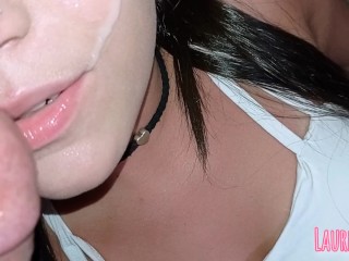 Fodendo a putinha Brasileira e gozando na boca e no rostinho lindo dela .