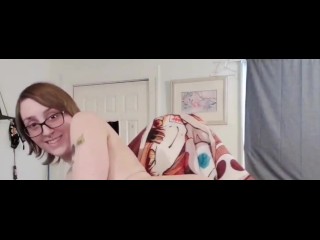 Gamer girl gets naked and shakes ass