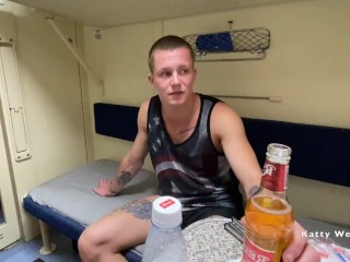 Подцепили девушку на вокзале и трахнули ее в поезде