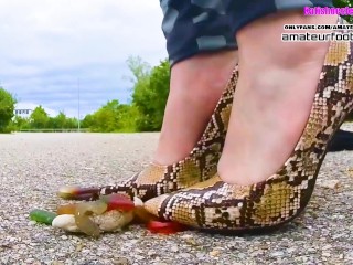 Kati zerquetscht verschiedene Gummibären Gummistiefel, Ballerinas und High Heels zerquetschen