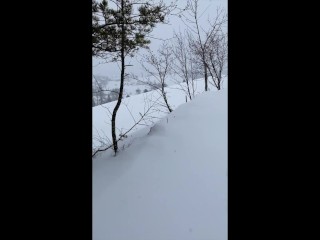 Je pisse en pleine forêt dans la neige ! - Amateur couple