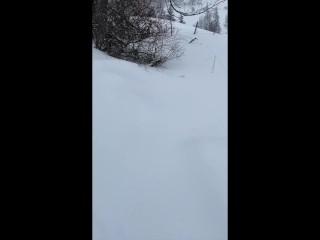 Je pisse en pleine forêt dans la neige ! - Amateur couple