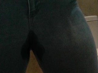 Bbw pissing in her jeans and squeezing it in her mouth