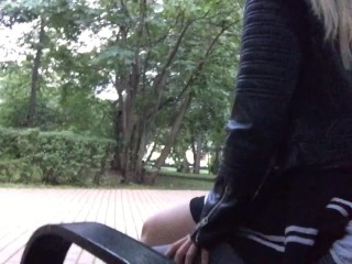 Секс в парке на скамейке