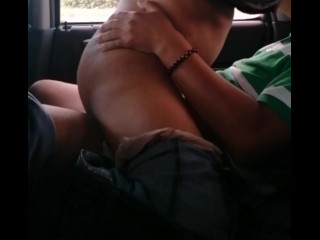 Me cojo a la casada del granjero y casi nos encuentra en su finca