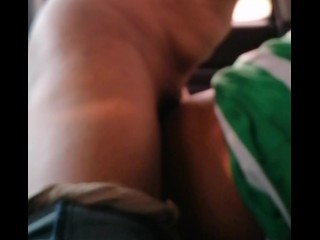 Me cojo a la casada del granjero y casi nos encuentra en su finca