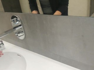 E alla fine questa strafiga arrapata si fa scopare nel cesso di un autogrill Part 3