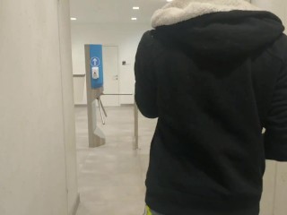 E alla fine questa strafiga arrapata si fa scopare nel cesso di un autogrill Part 3