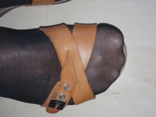 nylonfüße in scholl sandalen