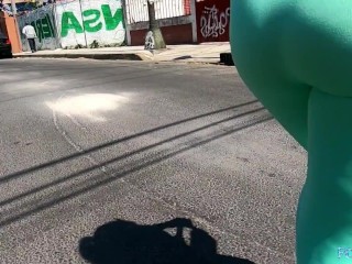 legging transparente por la calle moviendo el culo para deleite de otros