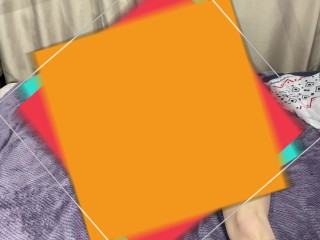 Милая показывает пяточки и ступни