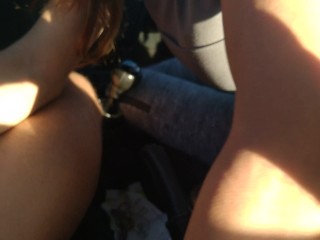 Me subo al coche de un desconocido y le hago una mamada