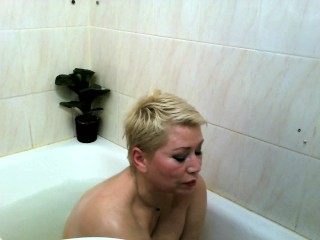 Mature Russian bitch masturbates in the shower and cums beautifully