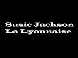 Susie Jackson sexy en lingerie blanche sensuel et jolie déhanché