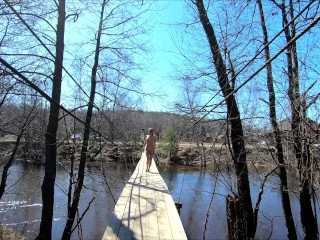 Голая русская девушка гуляет в лесу весной