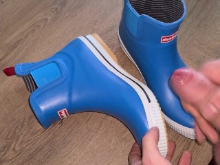 Cumming on rubberboots