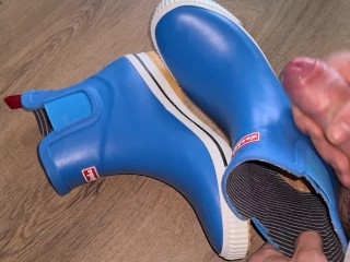 Cumming on rubberboots