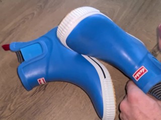 Cumming on rubberboots