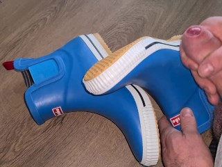 Cumming on rubberboots