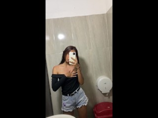 Mi novia me manda video en el baño de una discoteca