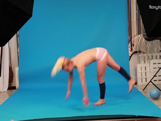 Mischele Lomar hottest flexible nude babe