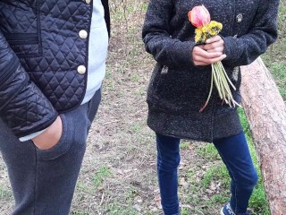 Отблагодарила свою девушку за букет кунилингусом в лесу - IkaSmokS
