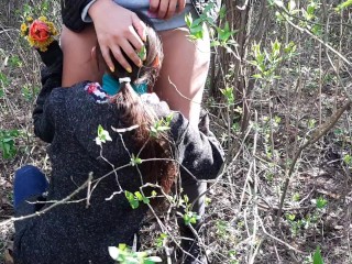 Отблагодарила свою девушку за букет кунилингусом в лесу - IkaSmokS