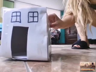 Giganta latina te encierra en una caja (Trailer)