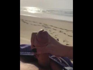 Une inconnue française me branle et me fait jouir sur la plage à la vue de tous