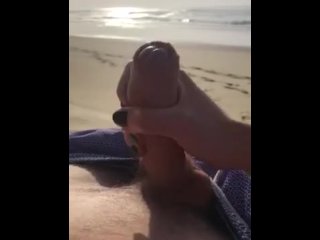 Une inconnue française me branle et me fait jouir sur la plage à la vue de tous