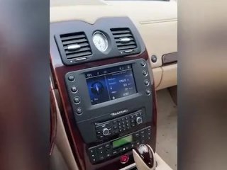 Grosse cochonne française baise son levier de vitesse 