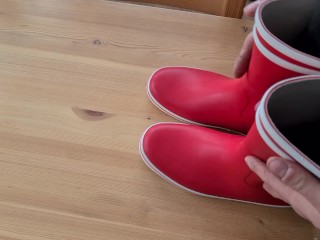 Cumming on her red rubberboots 