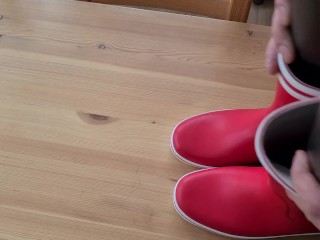 Cumming on her red rubberboots 