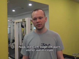 HUNT4K Nettes Mädchen anstatt zu trainieren hat Sex im Fitnessstudio mit einem reichen Jäger