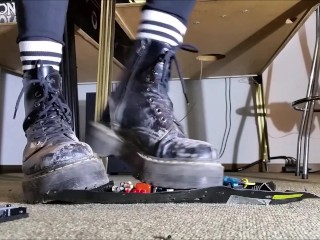 LED-Bar Crushing with dirty Doc Martens Boots (Trailer)