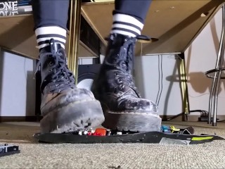 LED-Bar Crushing with dirty Doc Martens Boots (Trailer)