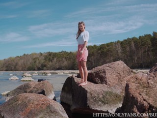 Extremely Risky Pussy Licking On The Public Beach!