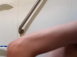 WE FUCK IN THE BATH(FOOTJOB/HANDJOB)