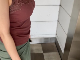 タンクトップOLの揺れる谷間、むちむちの太ももがエロい！Tank top office worker's swaying tits and whipped thighs are so sexy