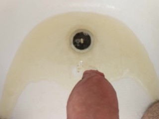 Making a piss puddle in the bath tub in slow motion